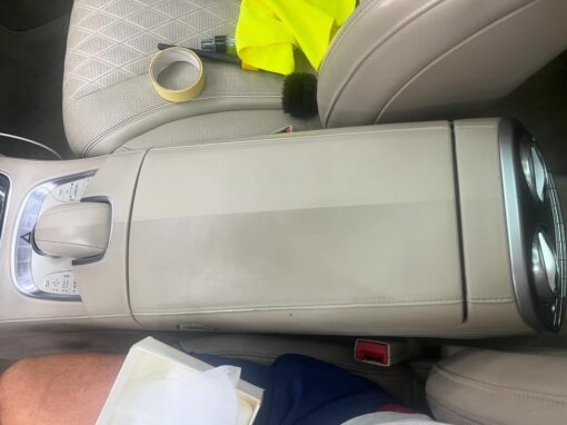 Beżowy podłokietnik samochodowy przed i po usłudze czyszczenia Royal Cleaning