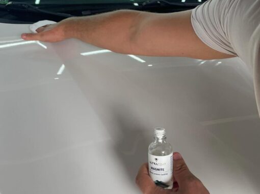 Nakładanie powłoki ceramicznej na maskę samochodu przez specjalistę Royal Cleaning