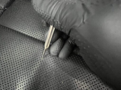 Precyzyjne czyszczenie wentylowanej skóry fotela samochodowego z użyciem specjalistycznego narzędzia