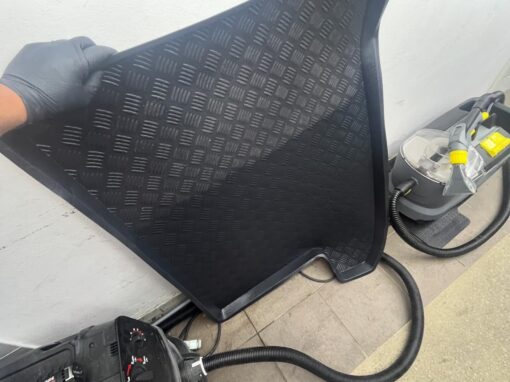 Gumowa wycieraczka samochodowa przed i po czyszczeniu – usługa Royal Cleaning