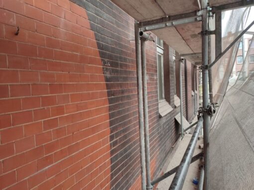 Efekt przed i po myciu elewacji – wyraźna różnica w czystości Profesjonalne czyszczenie kostki brukowej myjką ciśnieniową