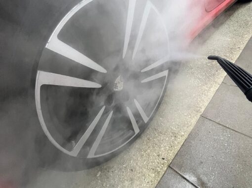Felgi samochodowe czyszczone za pomocą maszyny parowej