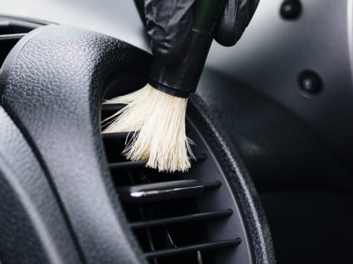 Czyszczenie szczebelków klimatyzacji w samochodzie przez specjalistę Royal Cleaning.