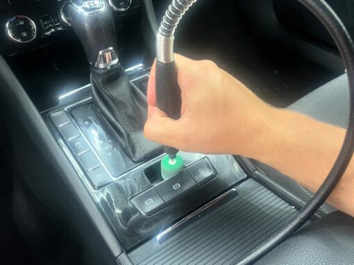 Czyszczenie przycisków i gałki biegów za pomocą maszynki z obrotową gąbeczką