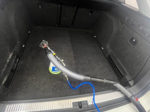 Bagażnik samochodu przed i po profesjonalnym czyszczeniu wykonanym przez Royal Cleaning