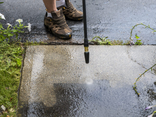Skuteczne usuwanie pleśni, sadzy i zanieczyszczeń miejskich Fachowiec myjący chodnik myjką wysokociśnieniową