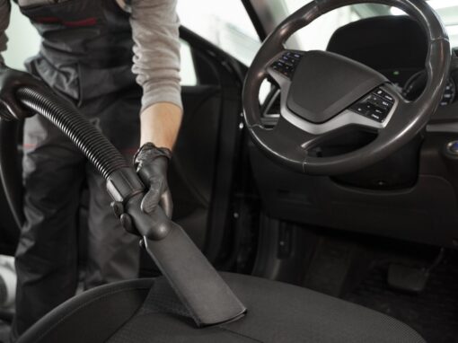 Profesjonalista odkurza fotel kierowcy samochodu